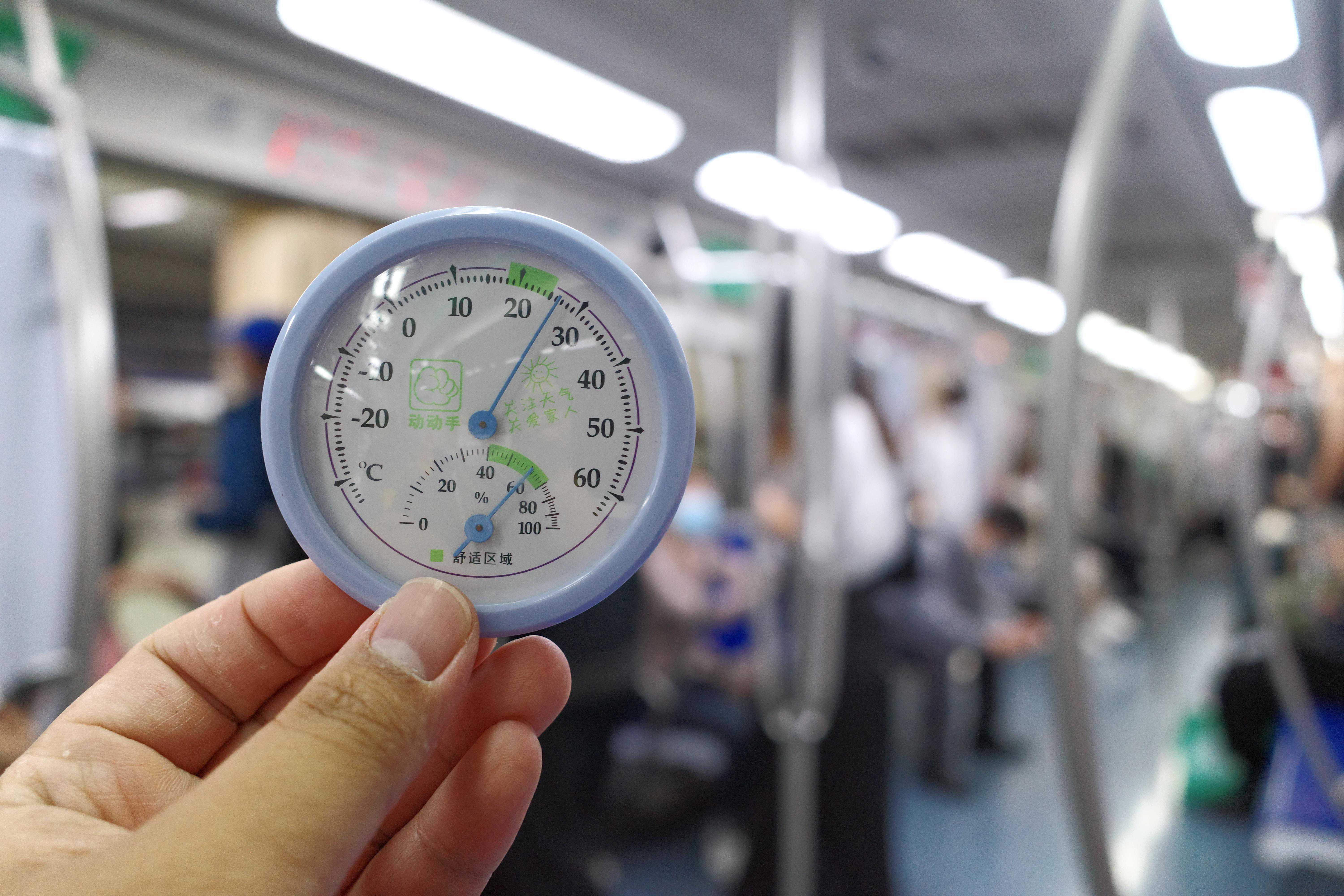 北京迎来高温日，记者发现地铁空调有些问题待解决