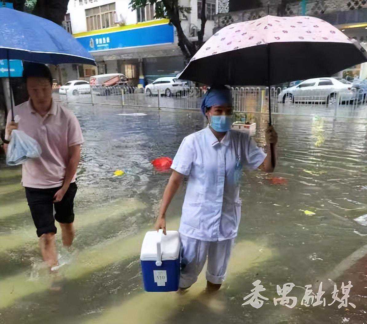 手术急用血，他们涉水步行数百米取血
