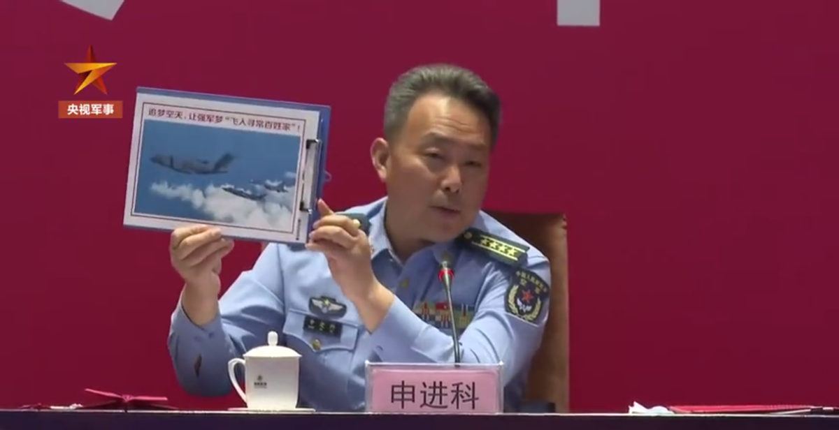 中国空军三大重器同框，国人振奋，军迷看着看着就哭了