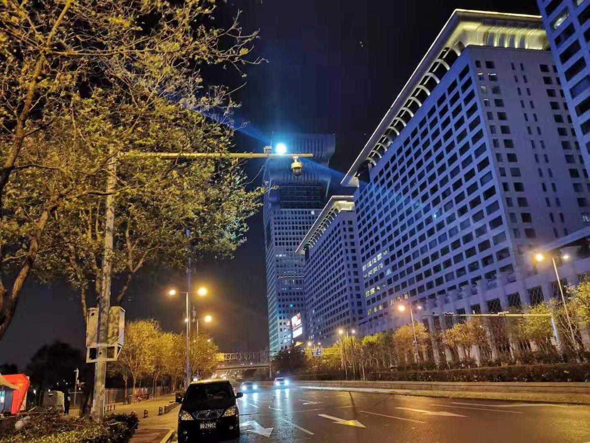 探头边上的补光灯“亮瞎眼”？交管回应：符合国标