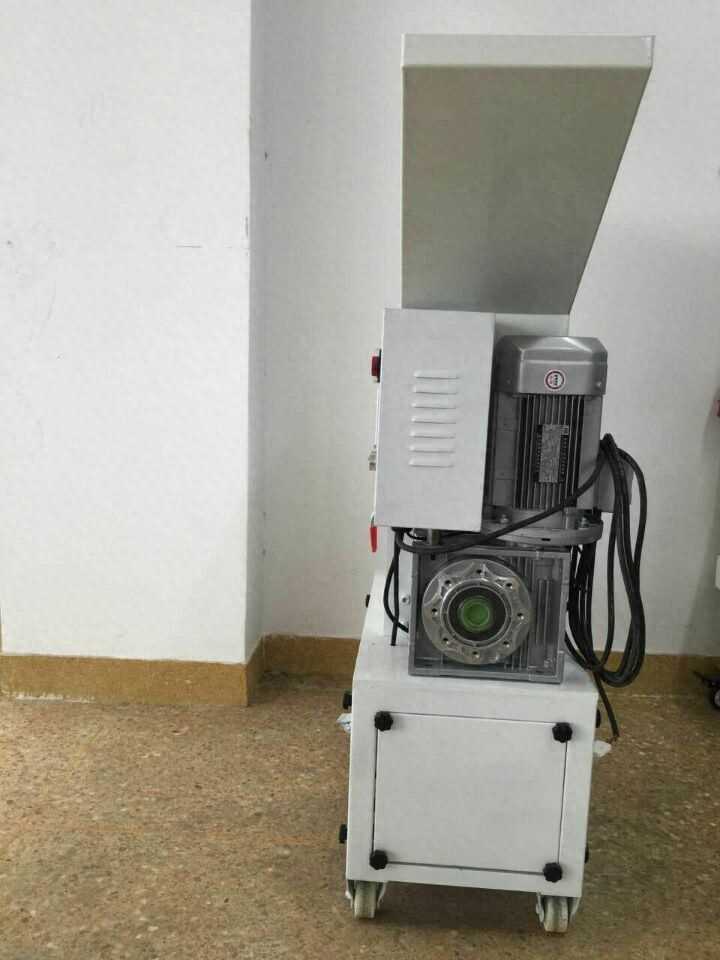 经典款小型机边粉碎机