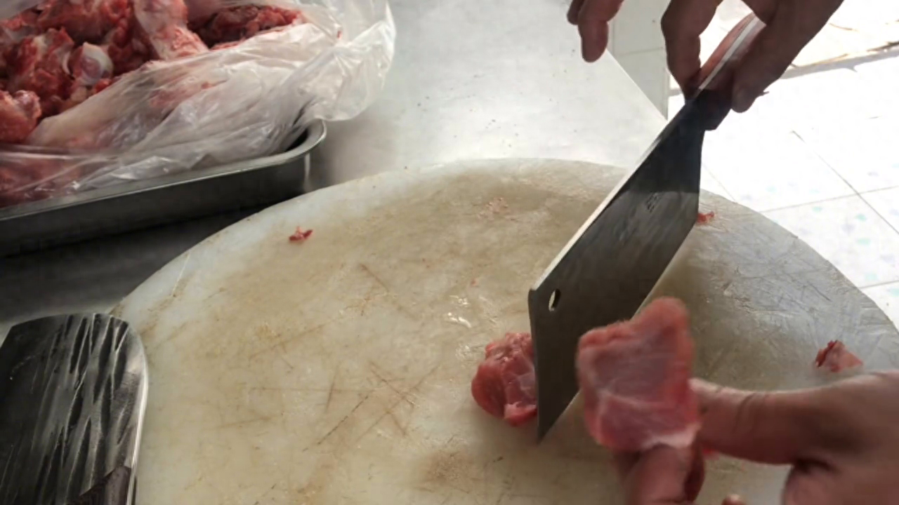两根手指切肉 测试刀的锋利度
