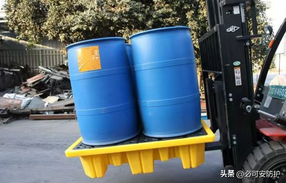 搬运液体容器的必读指南：防盛漏托盘操作技巧！